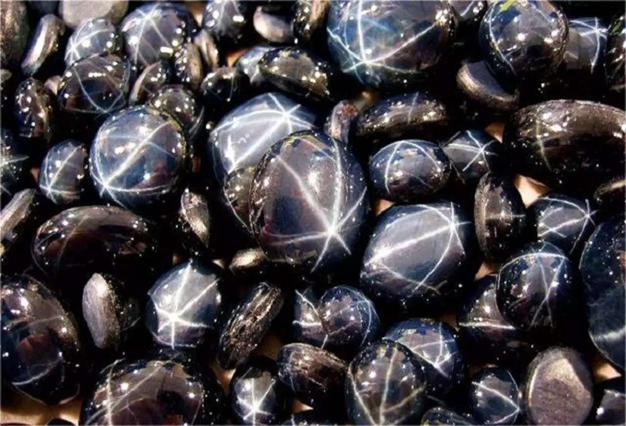 Чёрный сапфир камень