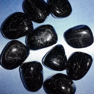 سنگ سیاه قیمتی که آن را با نام‌های اونیکس یا اسود می‌شناسید، از جمله سنگ‌های گران‌بهایی است که با توجه به جذابیت و سختی که دارند اغلب بر روی جواهرات استفاده می‌شوند.